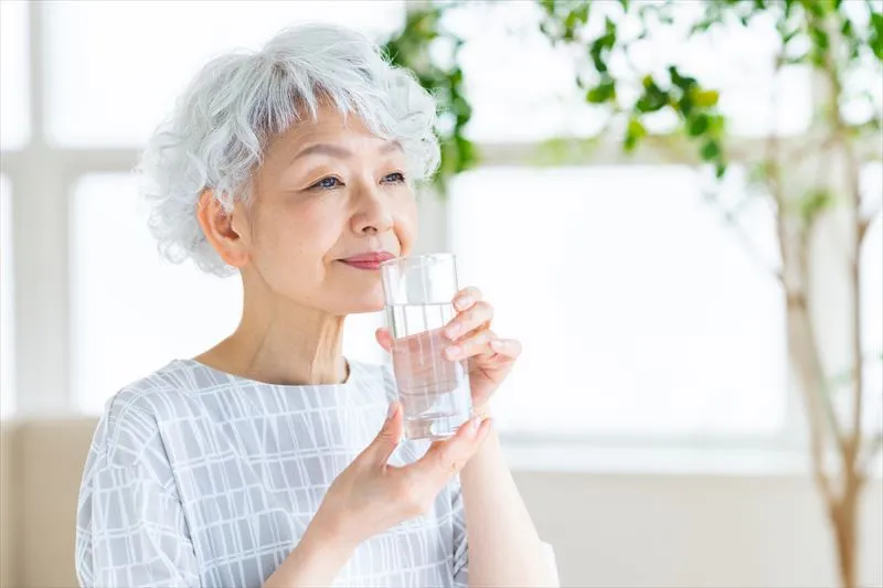 高齢者の水分補給の目安は？